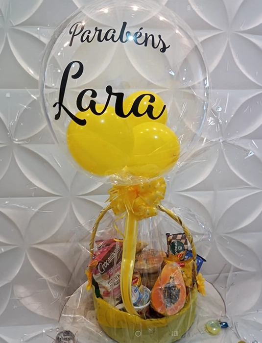 Cesta de aniversário café da manhã com balão