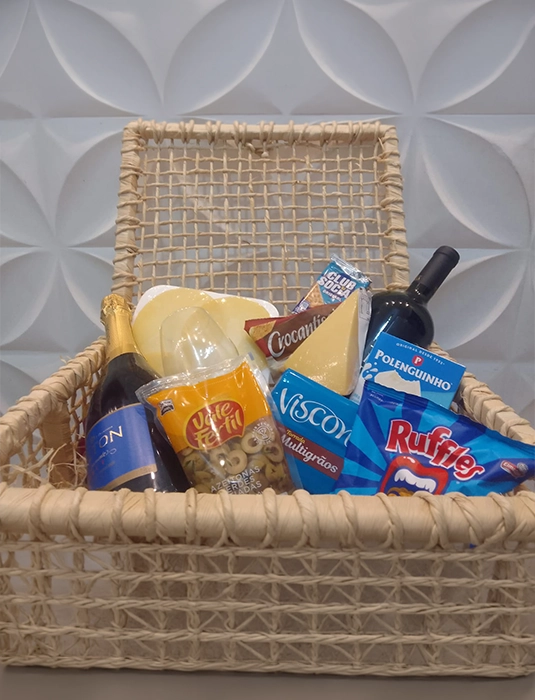 Cesta de queijos e vinho e aperitivos
